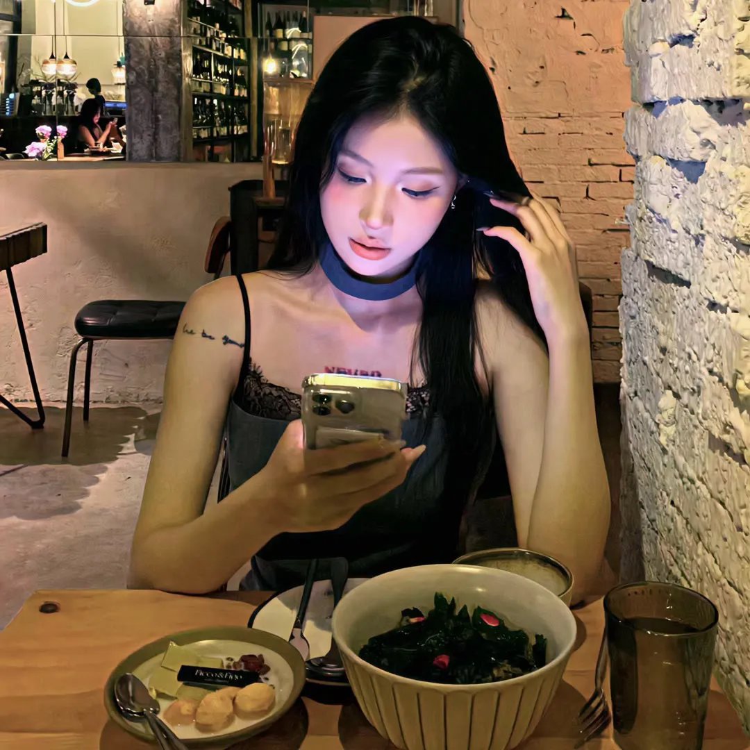 签约艺人片场意外受伤，导演当场摔剧本，整整一周引热议