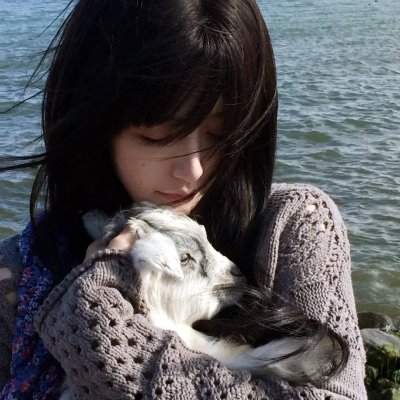 港台老牌艺人被曝隐婚生子传闻，深夜演唱会后台画面流出